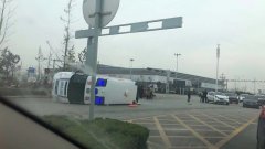 山东菏泽一救护车发生事故后侧翻，3人受伤送医