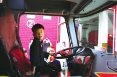 三门峡7岁男孩患有罕见疾病 从小有着消防梦的他“开”上了消防车